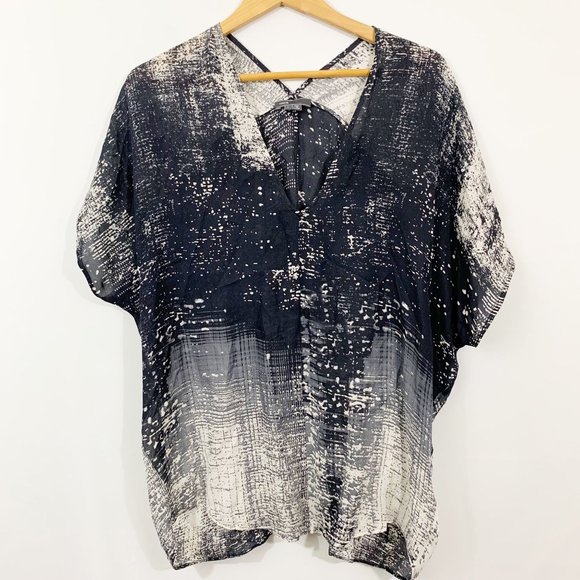 Vince Abstract Silk Pullover Blouse V Neck Black and White Dolman Sleeve Size L - Picture 1 of 6